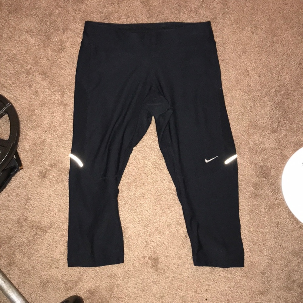 Black Nike cropped leggings